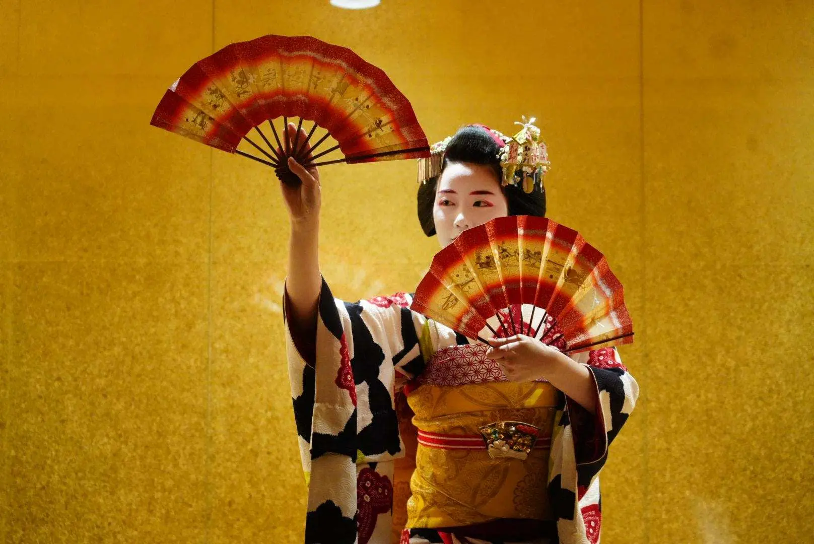 1 小時藝伎表演，含英語導遊

15 分鐘服裝及外貌介紹

10 分鐘表演

15 分鐘問答環節

10 分鐘日本傳統遊戲體驗

10 分鐘拍照環節