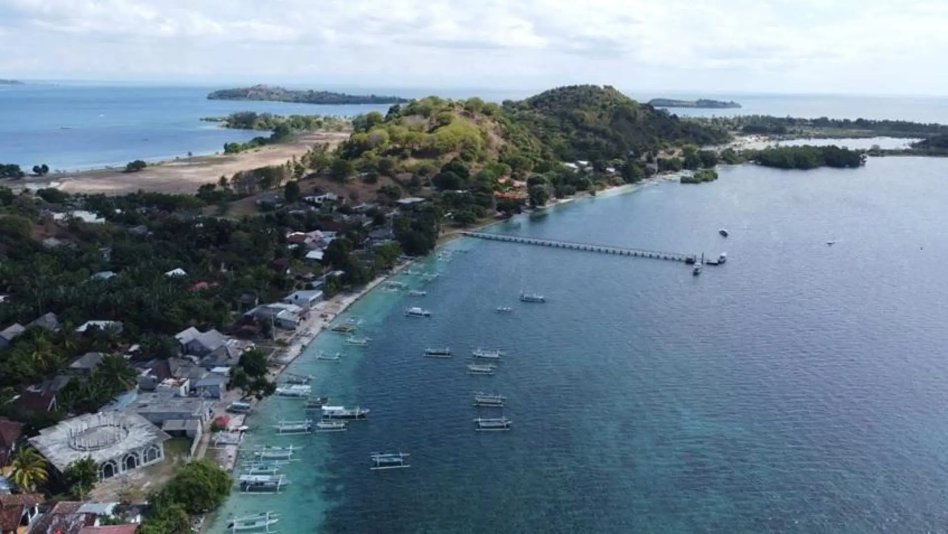 The largest island in the southwest Lombok archipelago, it offers stunning views of hills and coastlines, as well as iconic piers, perfect for documenting your vacation.