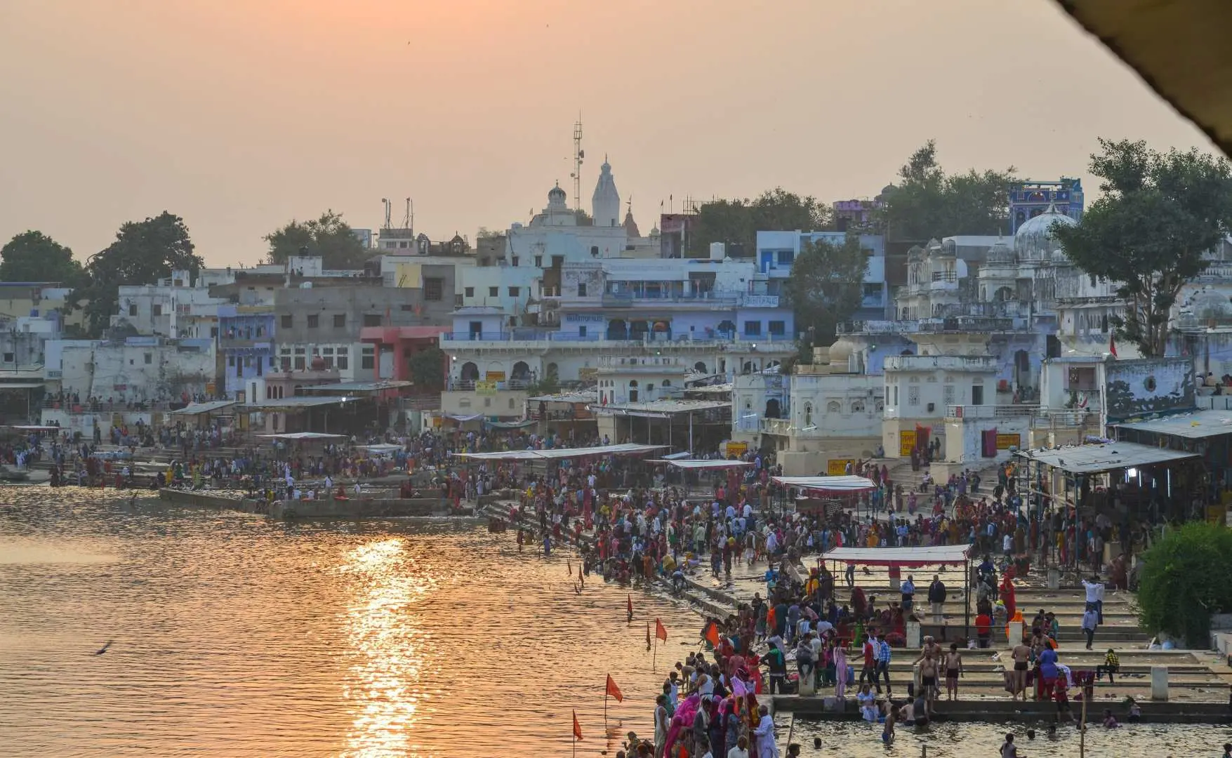 Pushkar is a serene town famous for its sacred lake and vibrant temples. It’s also renowned for the annual Camel Fair, colorful bazaars and spiritual atmosphere that draws visitors from around the world.