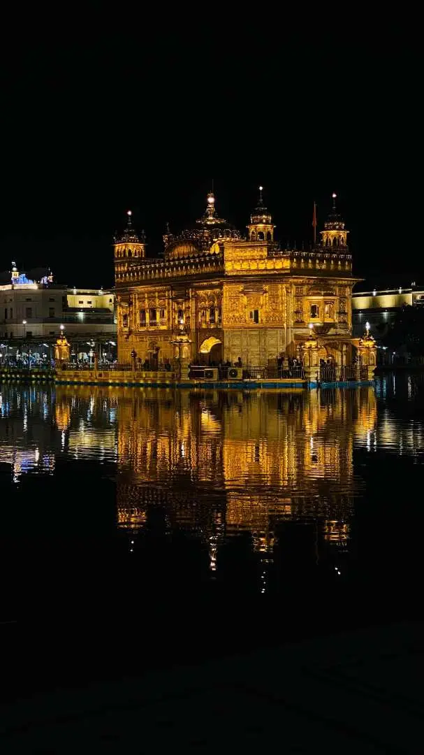 Then, revisit the Golden Temple in the evening to admire its stunning night illumination and capture beautiful photographs of the serene reflections.