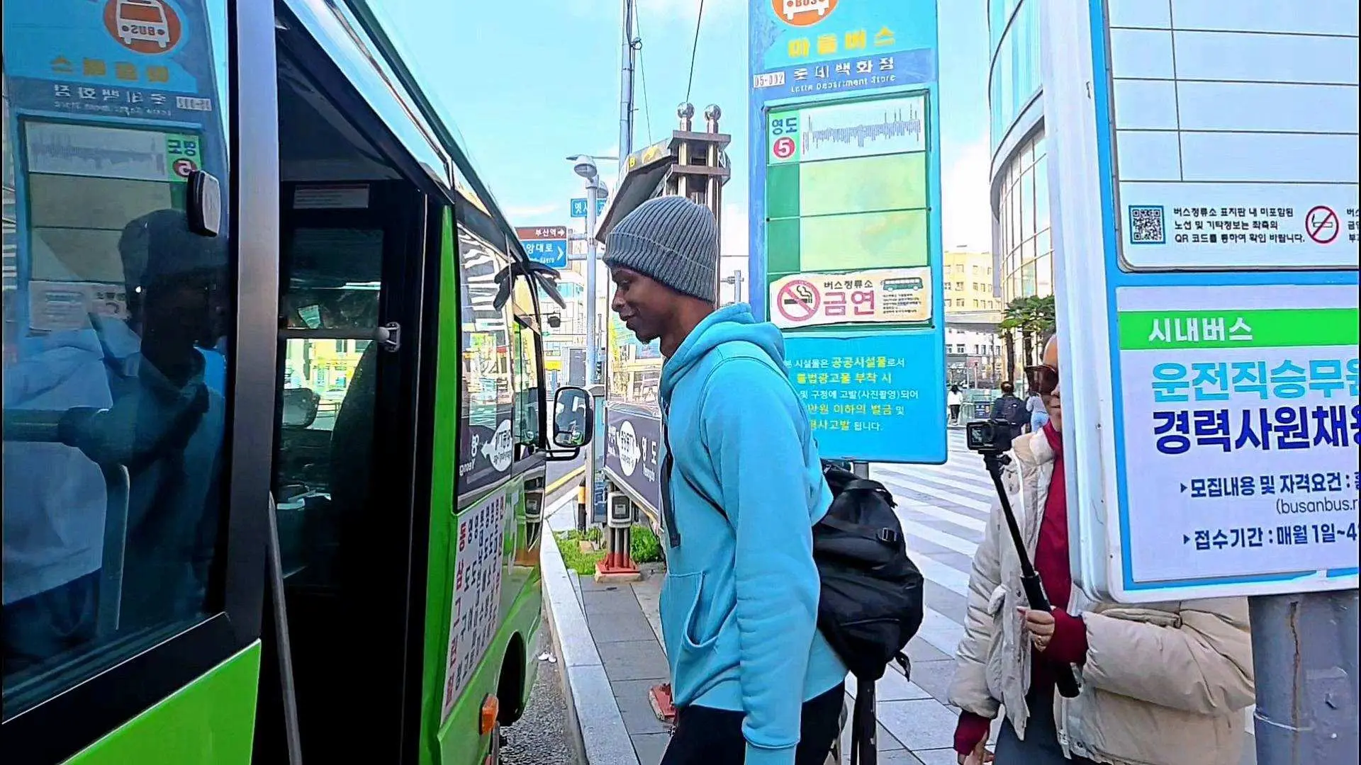 於集合地點與導遊會合後，搭乘釜山在地公車前往影島，體驗當地居民日常生活與城市風景。