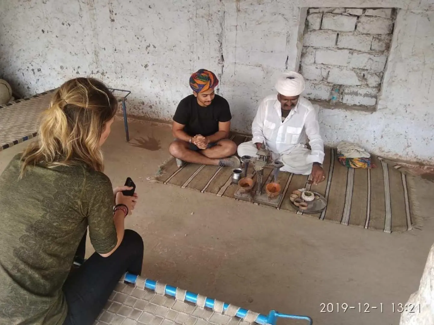 參加我們位於焦特布爾附近的比什諾伊村莊之旅，體驗拉賈斯坦邦原汁原味的鄉村生活。您將參觀傳統村落，拜訪當地手工藝人家庭，觀賞黑羚羊和孔雀等野生動物，並了解著名的比什諾伊文化和傳統。旅途中，您將在寧靜的鄉村氛圍中品嚐美味的拉賈斯坦邦家常菜。