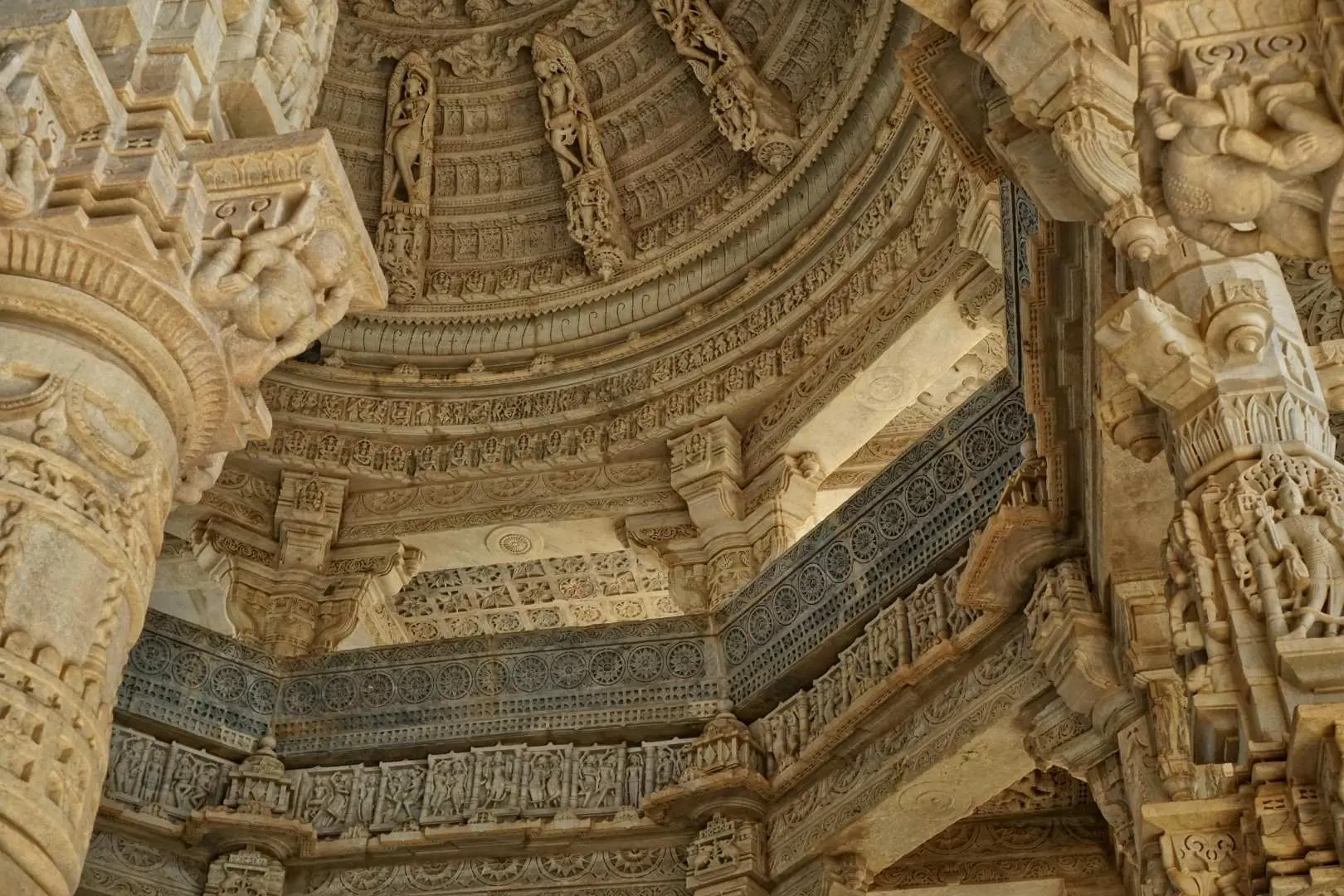 Khách sẽ được đón tại địa điểm mong muốn ở Udaipur và di chuyển đến ngôi đền Ranakpur Jain tuyệt đẹp.