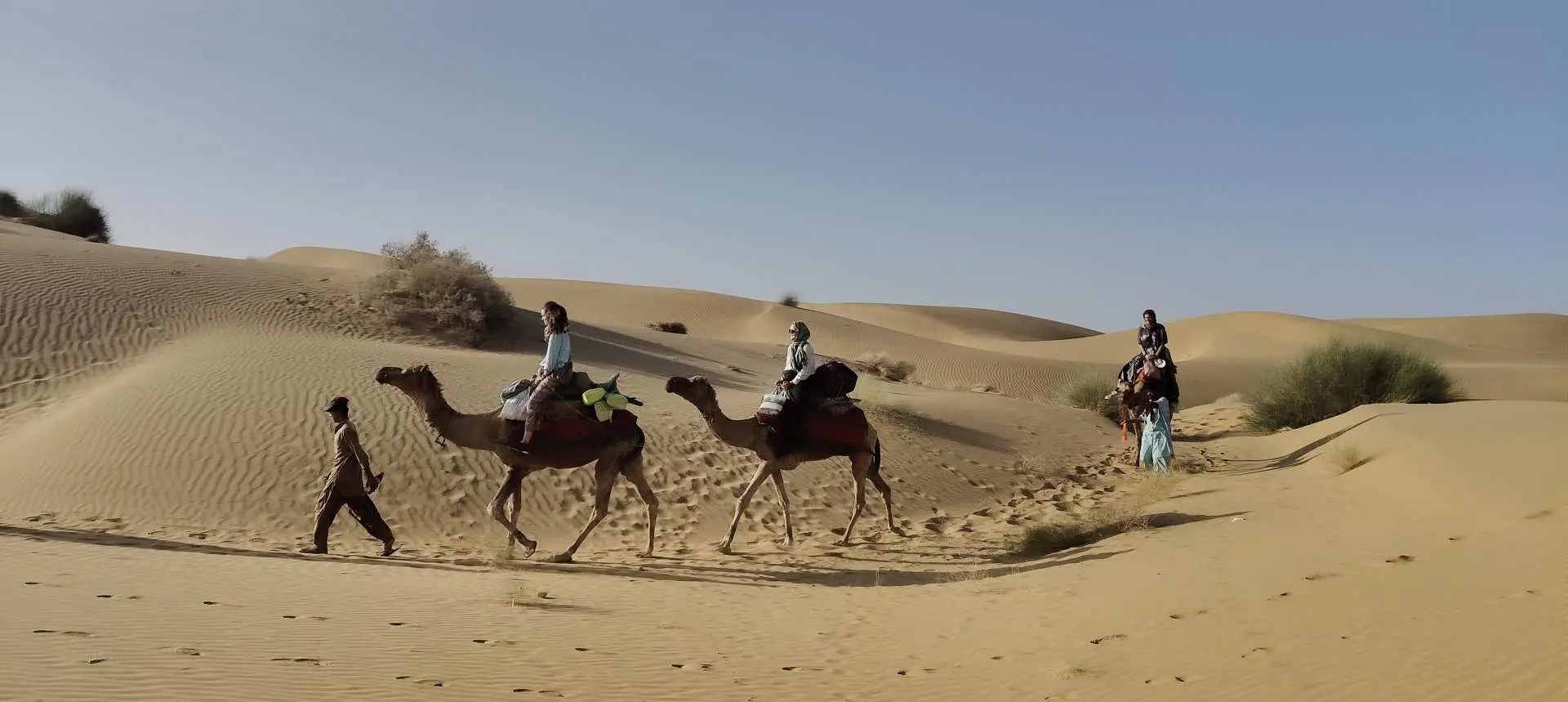 เดินทางมาถึง Camel Point และพบกับอูฐและคนขับ จากนั้นเริ่มต้นการขี่อูฐในเส้นทางที่ไม่เหมือนใคร ซึ่งอาจใช้เวลา 45 นาทีหรือมากกว่านั้น