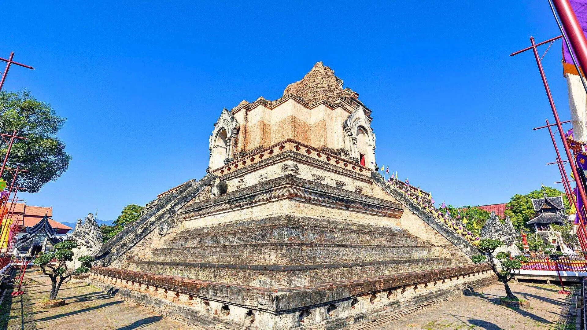 Wat Chedi Luang Discover one of Chiang Mai’s most important and historic temples, famous for its massive ancient chedi that once housed the revered Emerald Buddha. Learn about the rise of the Lanna Kingdom, the temple’s dramatic history, and its role as a spiritual center of the old city. (Duration 45 mins)