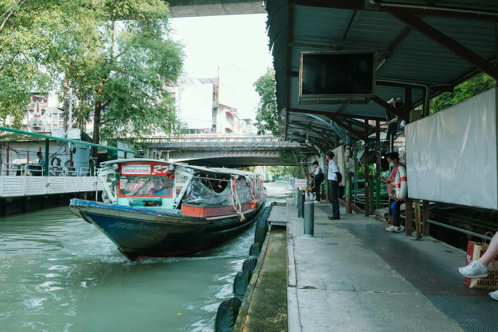 Bức tượng thần hộ vệ Yaksha khổng lồ tại lối vào Cung điện Hoàng gia Bangkok, rực rỡ sắc màu và hùng vĩ, là biểu tượng quan trọng của văn hóa Thái Lan.
