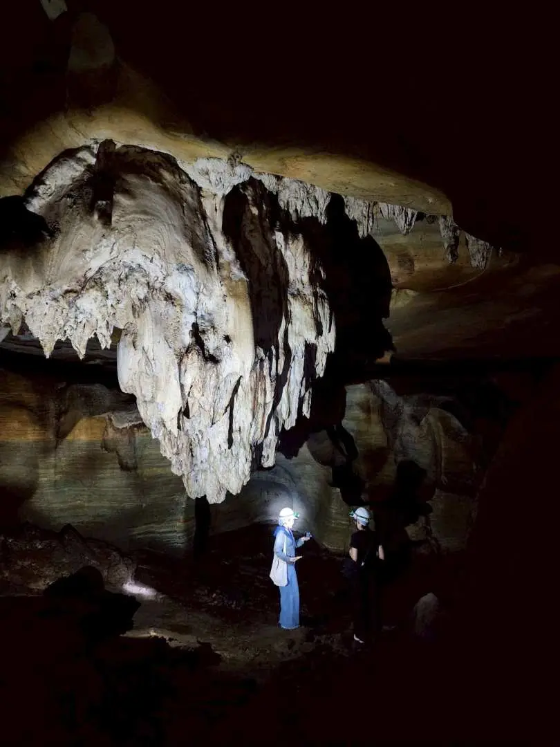 Những nhà thám hiểm đội đèn pin khám phá Hang Tham Luang Mae Sab ở Chiang Mai, chiêm ngưỡng thạch nhũ và măng đá khổng lồ.