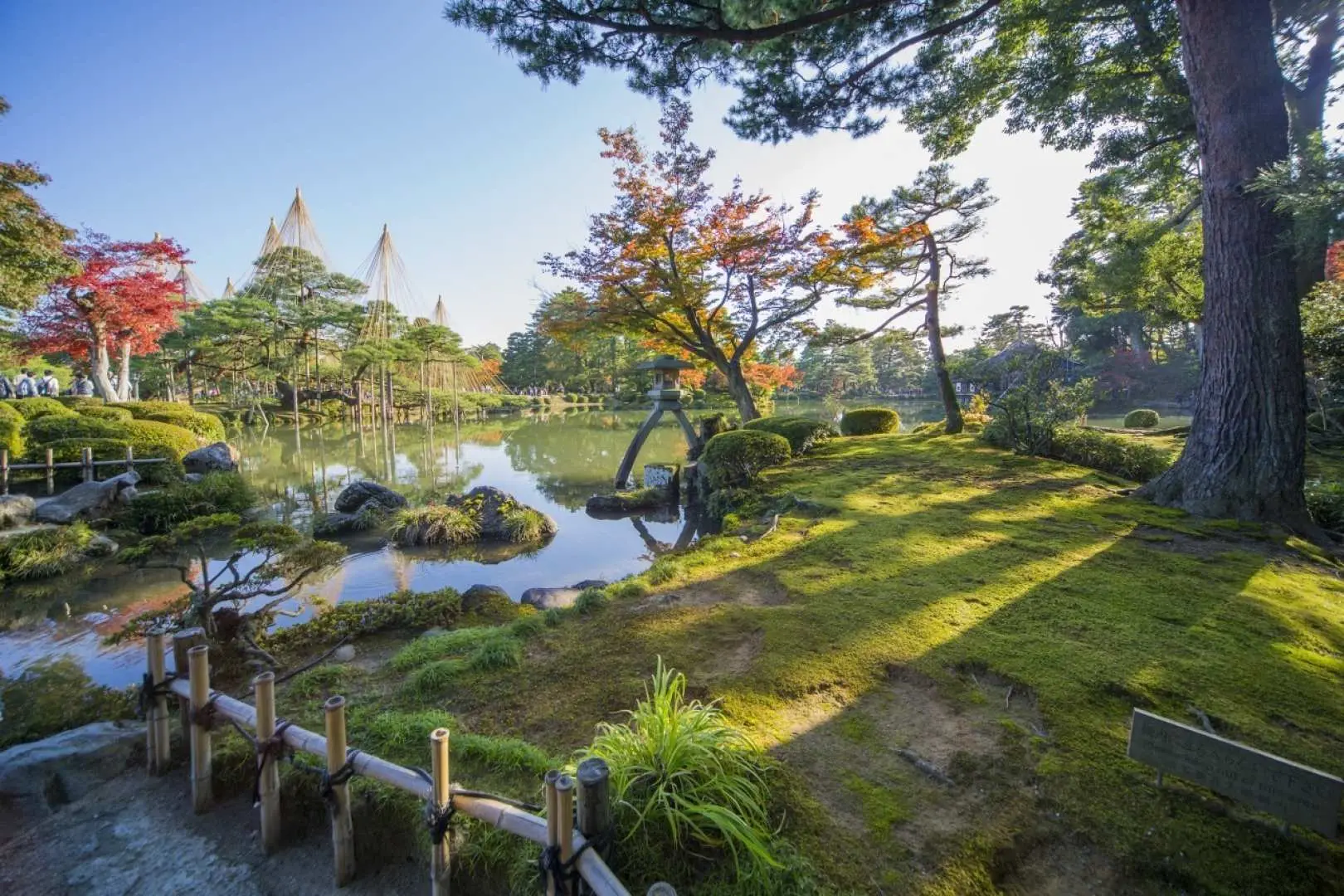 兼六园

日本三大名園之一，以「宏大、幽邃、人力、蒼古、水泉、眺望」六勝聞名。園內池泉迴遊式庭園設計，四季各有不同美景──春賞櫻花、夏看翠綠、秋觀楓紅、冬見雪吊。沿著小徑漫步，彷彿置身於一幅流動的山水畫中，靜謐又充滿詩意。