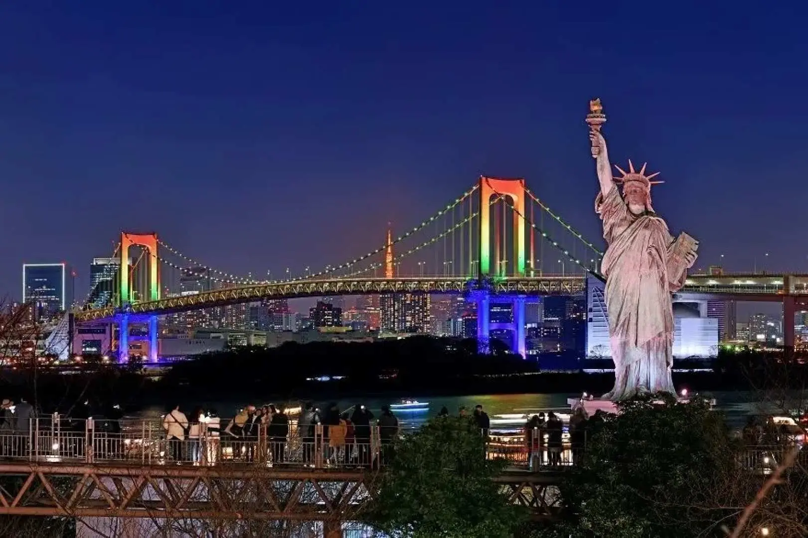 4. 【台场】 - 拥抱未来都市的浪漫（重点推荐）
   行程的最后一站是充满未来感的临海副都心。您的专车将驶过彩虹大桥，直达海滨。
   · 与自由女神像合影，感受东西文化交融的趣味。
   · 漫步台场海滨公园，享受海风与都市天际线。
   · 您还可以选择游览巨型高达立像、或在奥特莱斯尽情购物。