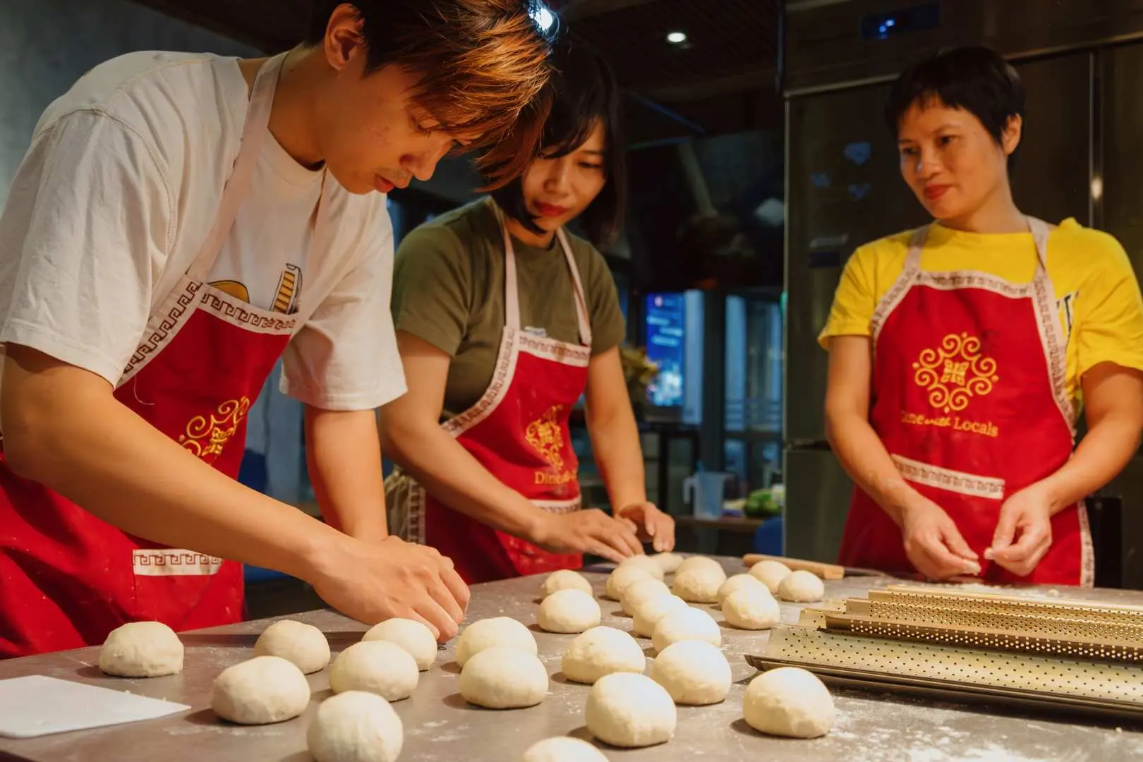 河內法國麵包烘焙班學員與導師一同揉麵團，親手製作越南傳統法國麵包，享受地道烹飪體驗。