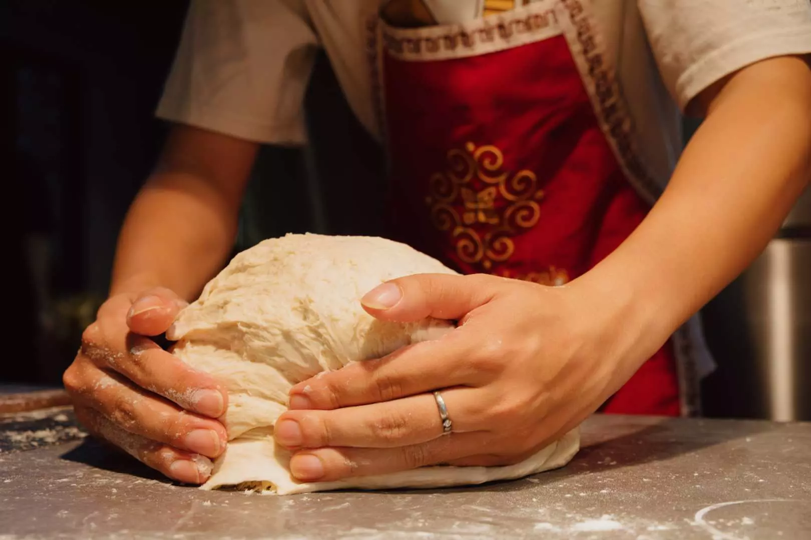 2. 細心揉麵

揉麵時要親手揉捏，直到麵團柔軟、有彈性，可以開始發酵──就像越南當地的麵包師傅一樣。