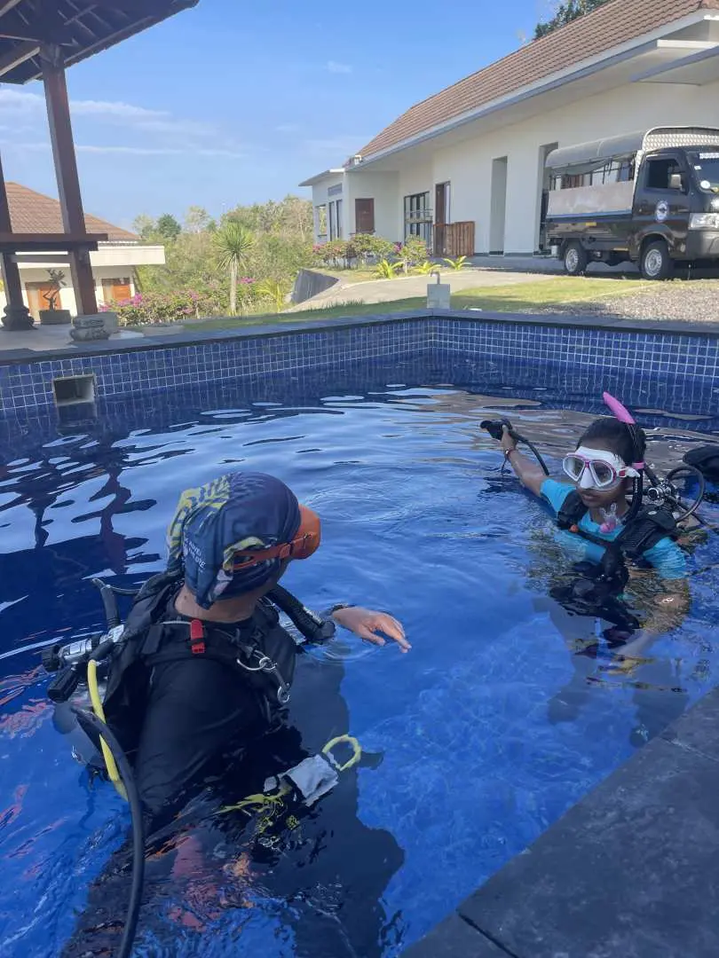 Instructor briefing followed by the pool training session