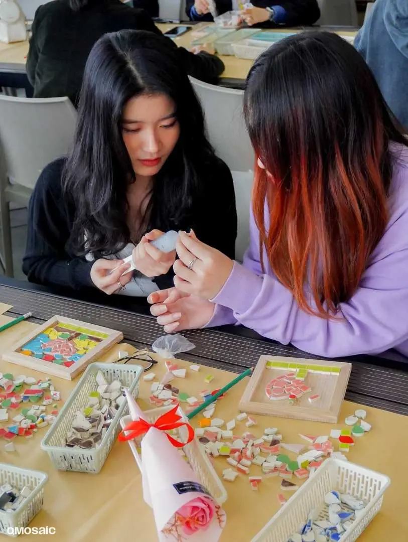 参与动手实作环节，跟随逐步指导，亲手制作属于你自己的独一无二的艺术作品。
