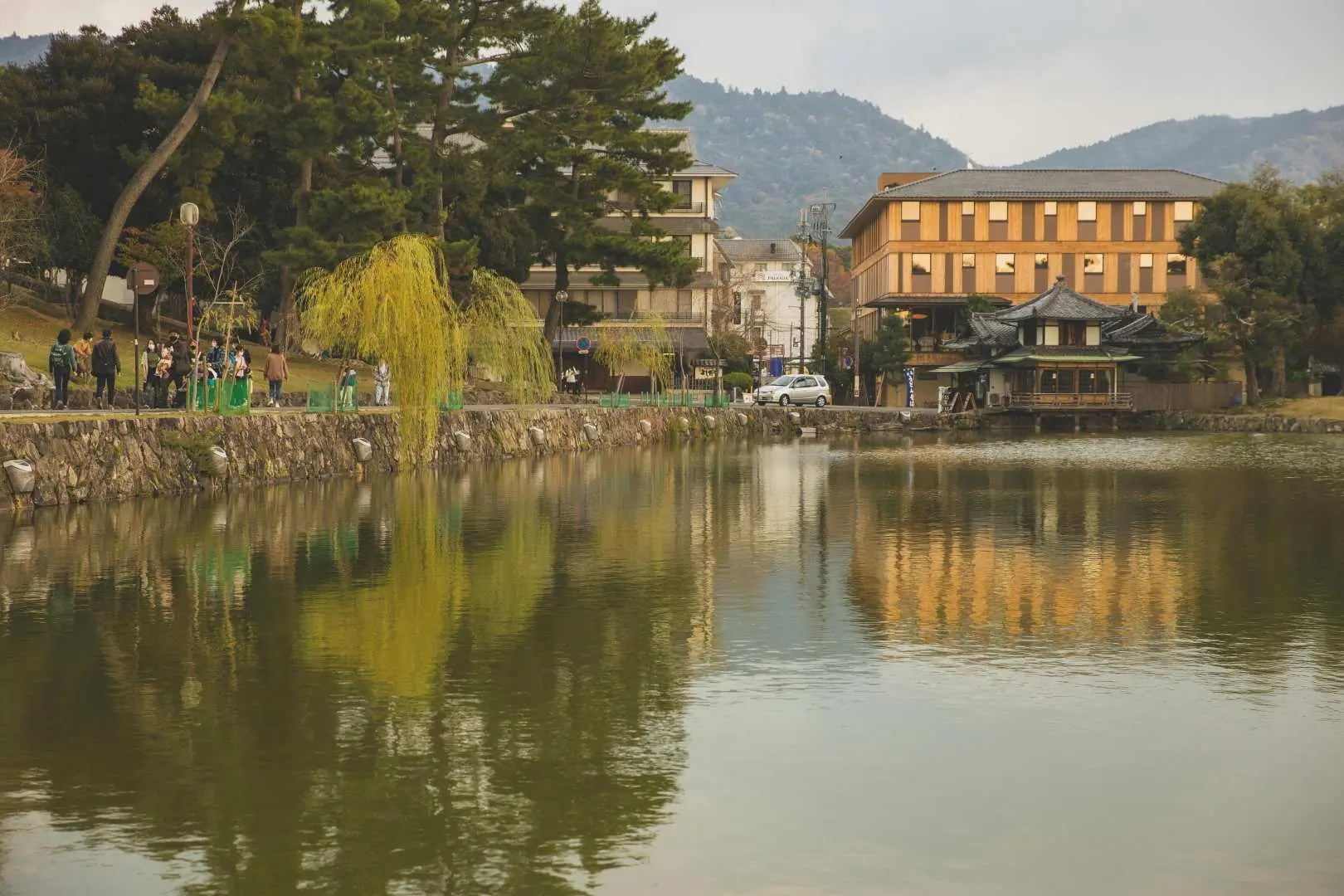 屬於您的午餐時間
前往保留江户风情的奈良町古街，享用自由午餐。
旅客可自行选择日式定食、乌龙面、抹茶甜点，或在古街小店选购奈良特色伴手礼。

午餐费用自理
司机会协助推荐人气餐厅（视当日情况