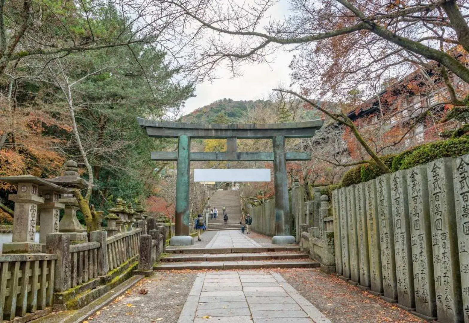 【金刀比罗宫】是守护海洋的代表性神社。沿著热闹参道攀登 785 阶石梯抵达本宫，登高可远眺赞岐平原与濑户内海。庄严建筑融入自然静谧氛围，是四国不可错过的灵性地标。