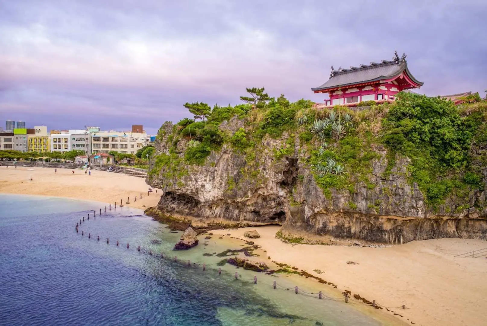 【沖繩八大神社之一～波上宮】 矗立於海岸上，擁抱海天一色的沙灘美景，這是沖繩八大神社之一，鮮紅色的傳統日式古神社建築，神社中供奉著國土守護神，是當地最著名的神社