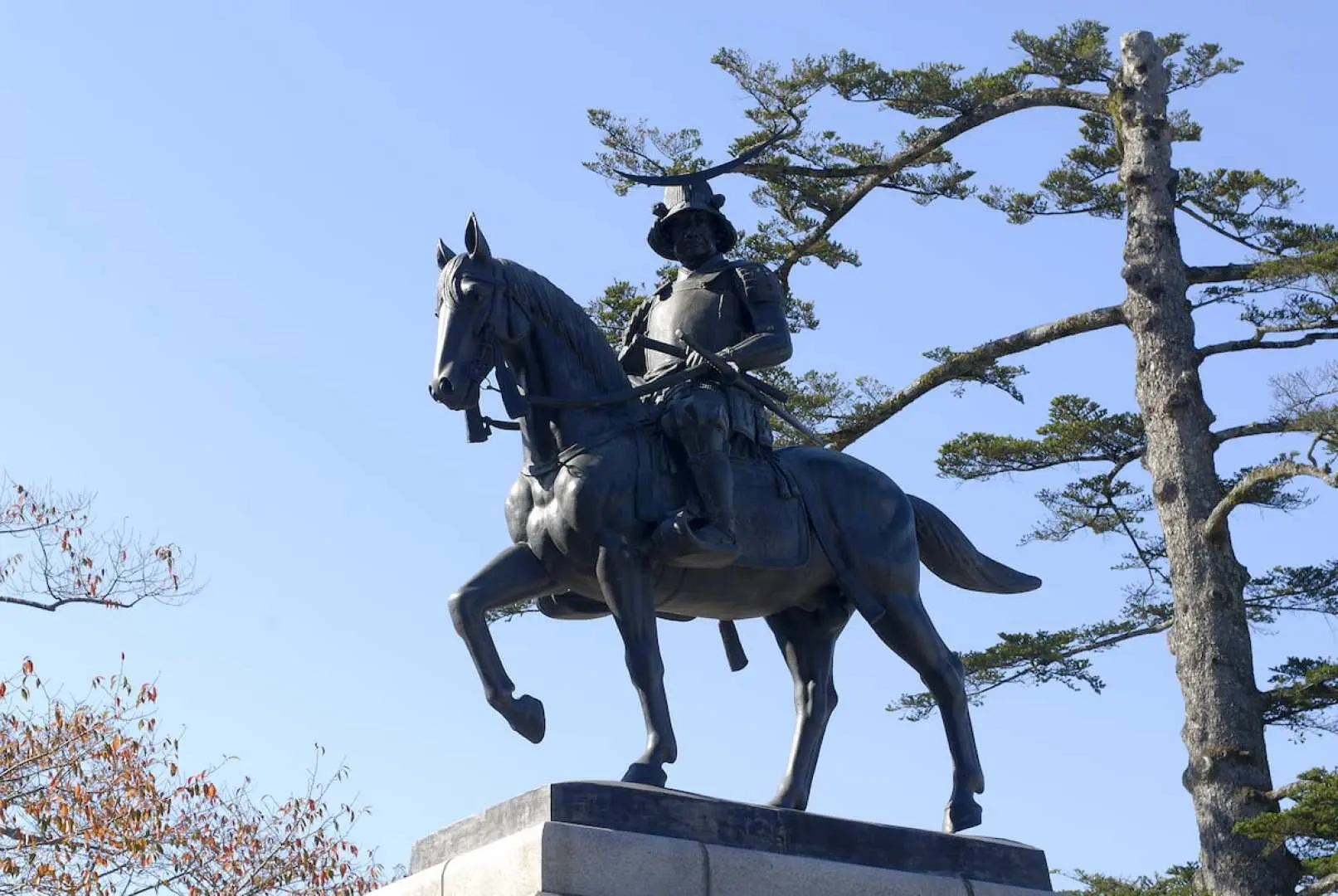 【仙台青叶城迹】是庆长8年(1603年)伊达政宗所建的仙台城(青叶城)城迹，旧称仙台城，伊达政宗骑在马上的雄姿，令人留下深刻的印象。
