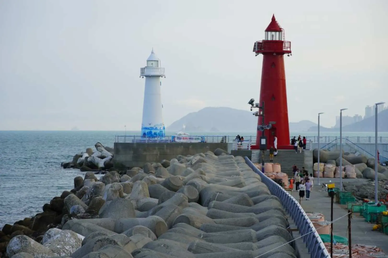 Gong Yoo recommends new attractions in his hometown: Cheongsapo Stepping Stone Viewpoint & Red and White Lighthouse