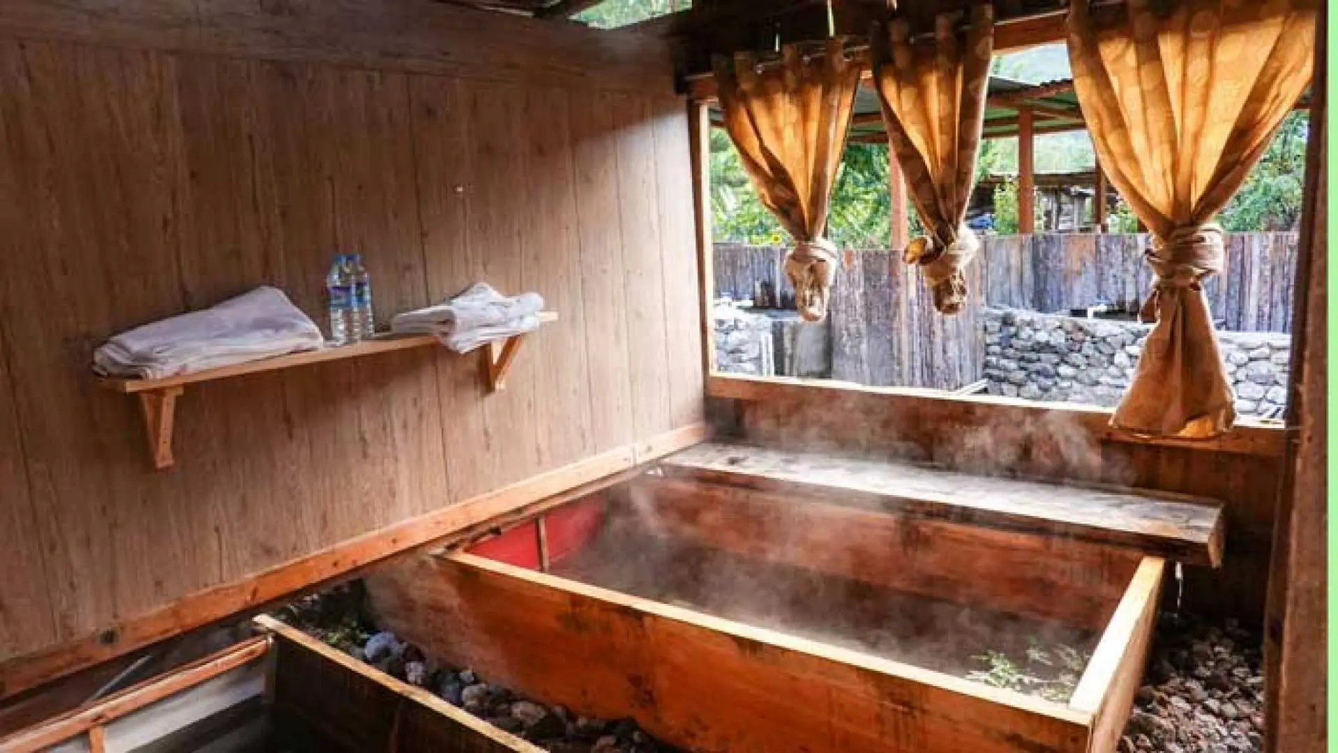 Traditional hot stone baths are a wellness practice that has been passed down for thousands of years. Heated mineral stones are placed in a wooden tub, and natural herbs are used to heat the spring water. The mineral-rich hot stones soothe muscles and relax the mind and body. Bhutanese people often soak for one to two hours after work, making it a recommended activity for experiencing local culture and healing relaxation.
