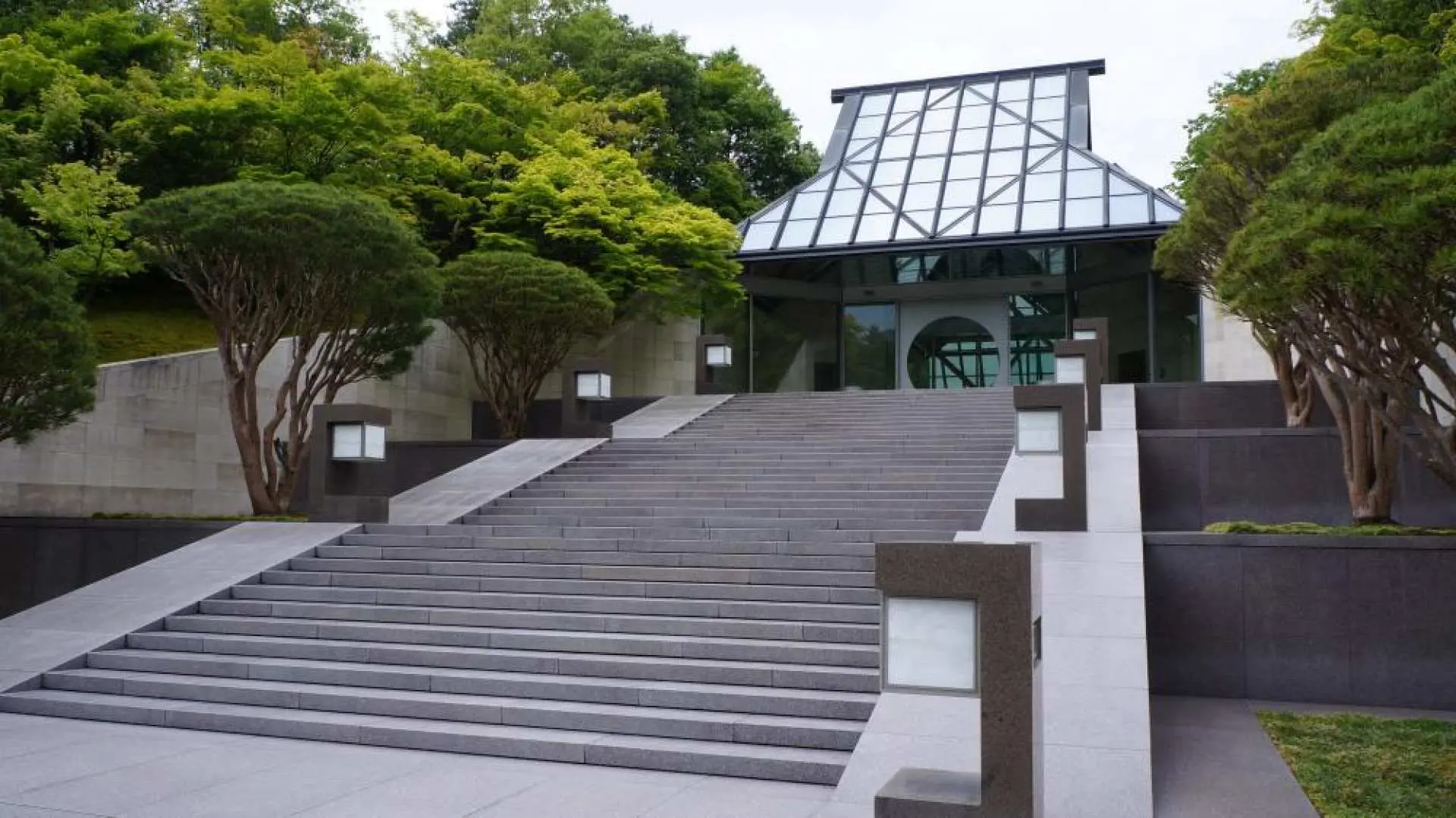 【MIHO美秀美術館】（行程不含門票，可協助代訂）※固定每週一休館。 由建築大師貝聿銘設計，以「桃花源」為概念，將建築融入自然。