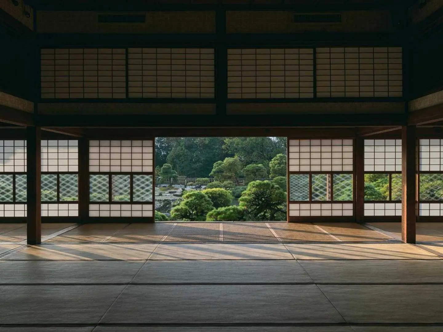 【立花宅邸御花】（行程不含門票，可協助代訂）曾為柳川藩主立花家的宅邸，是日本唯一可住宿的國家指定名勝。佔地廣闊，保存明治時期西洋館、百疊御居間與日式庭園。即使不住宿，也可參觀史料館與文化資產，感受四百年傳承的優雅古韻。