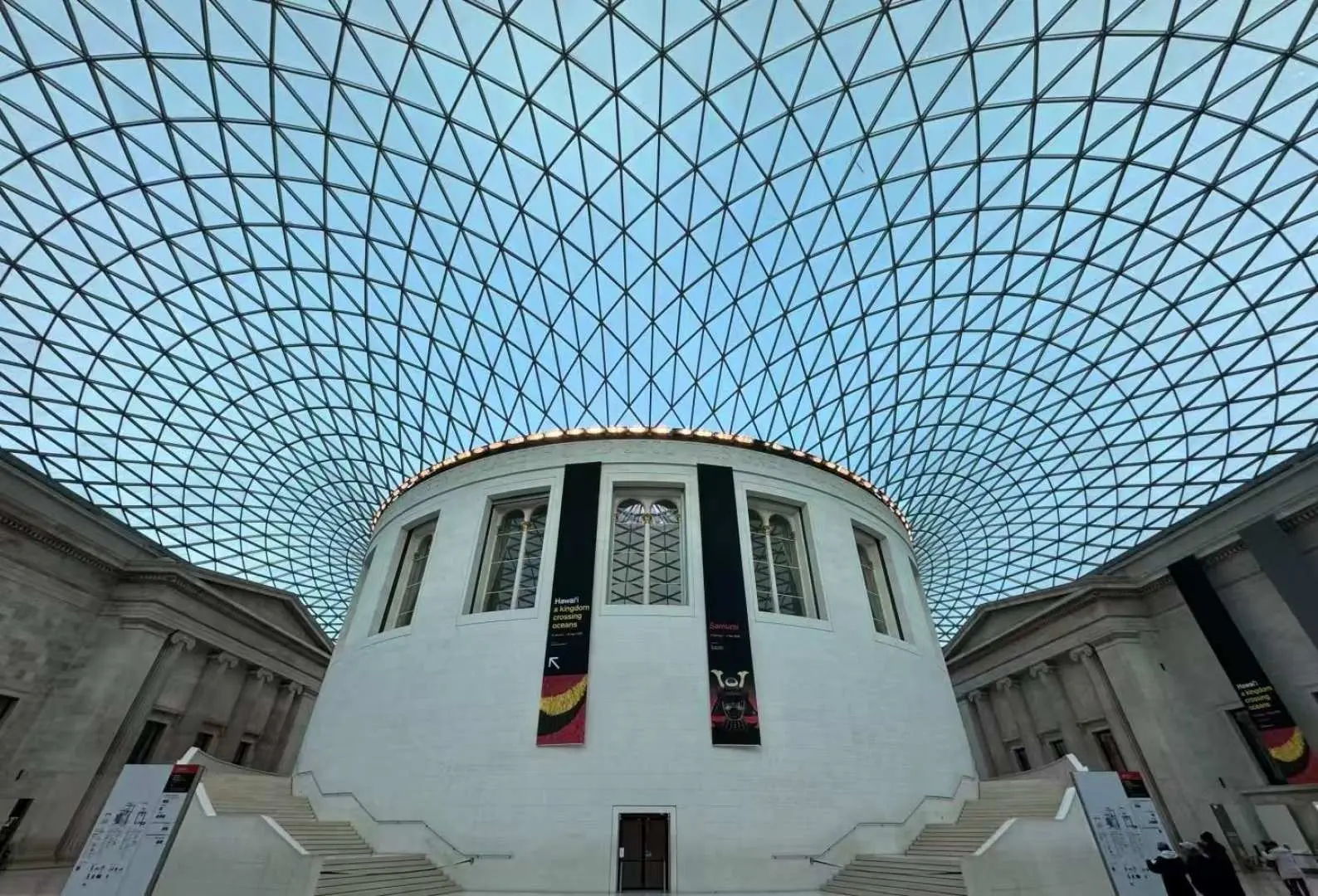 大英博物館導覽提供多種彈性方案，請您下單時務必留意套餐規格名稱：時段分為上午 10:15 場與下午 13:30 場，導覽時長有 2 小時精華版與 3 小時深度版可選，同時也提供 8 人精品小團與 16 人精緻小團兩種團型，不同規格的價格與服務內容各有差異，請確認與您預期的場次、時長、團型一致再完成預訂。