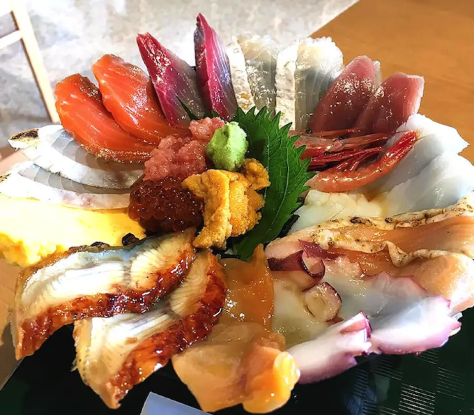 請在瞭望砂丘餐廳品嚐使用大量日本海之味的人氣 NO. 1 名產海鮮丼