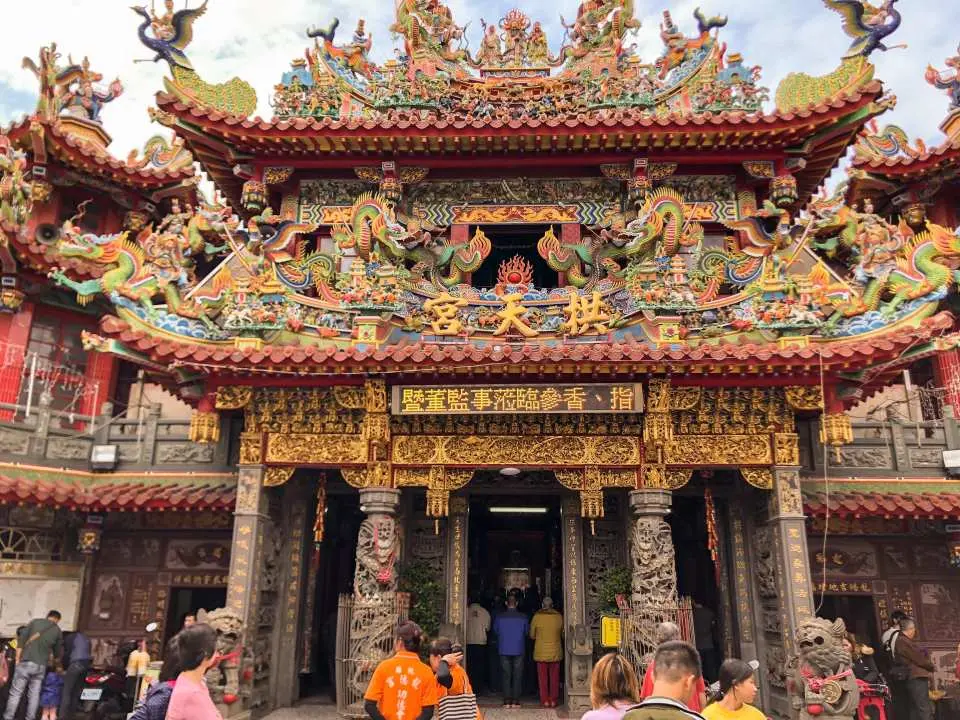 바이샤툰 공천사에서 열리는 행렬은 매년 많은 참가자를 끌어모으며, 대만에서 가장 유명한 사찰 중 하나입니다.