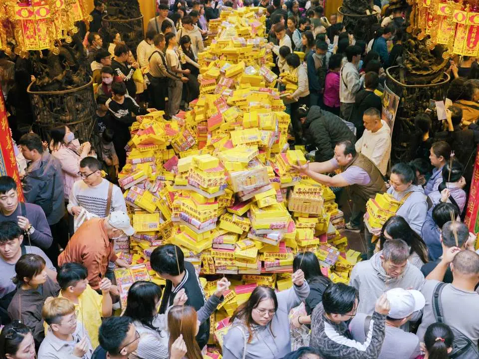 사원을 방문하는 인파