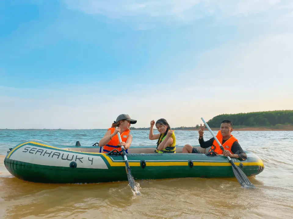 在 Tri An 湖劃皮划艇