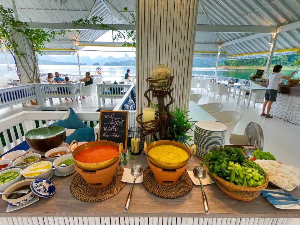 รับประทานอาหารกลางวันแบบบุฟเฟ่ต์ที่ 500Rai Floating Resort
