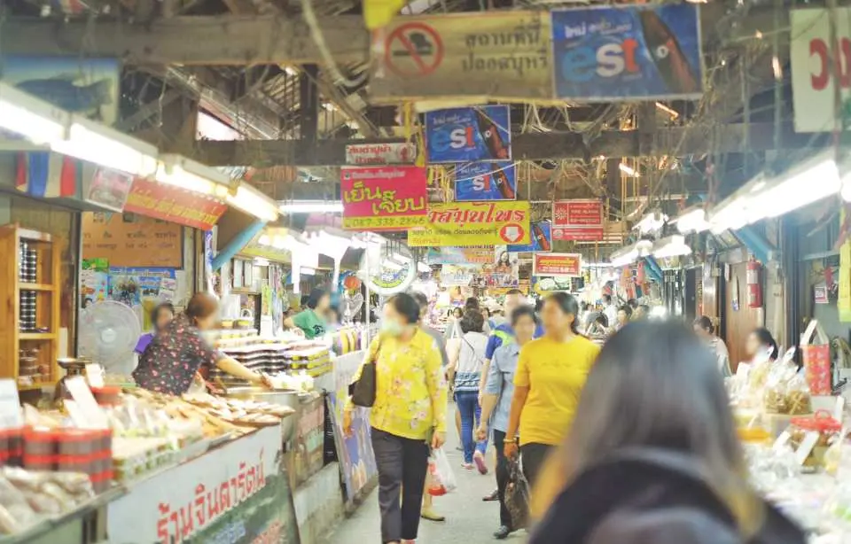 Take a stop at Don Wai market for shopping local souvenirs, food, beverages, and other local products