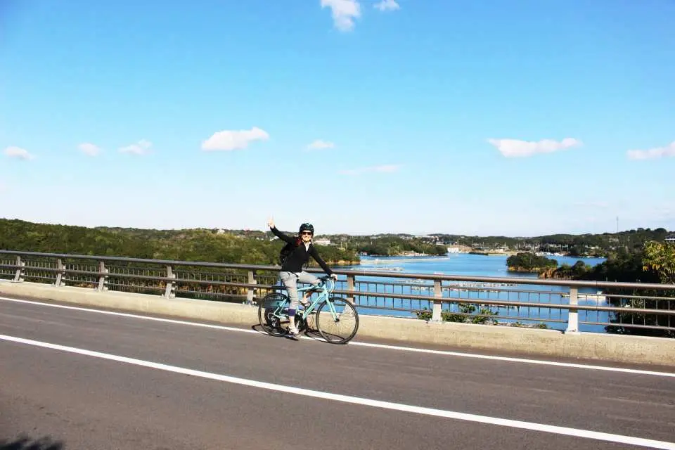 英虞湾を望む賢島大橋を通過