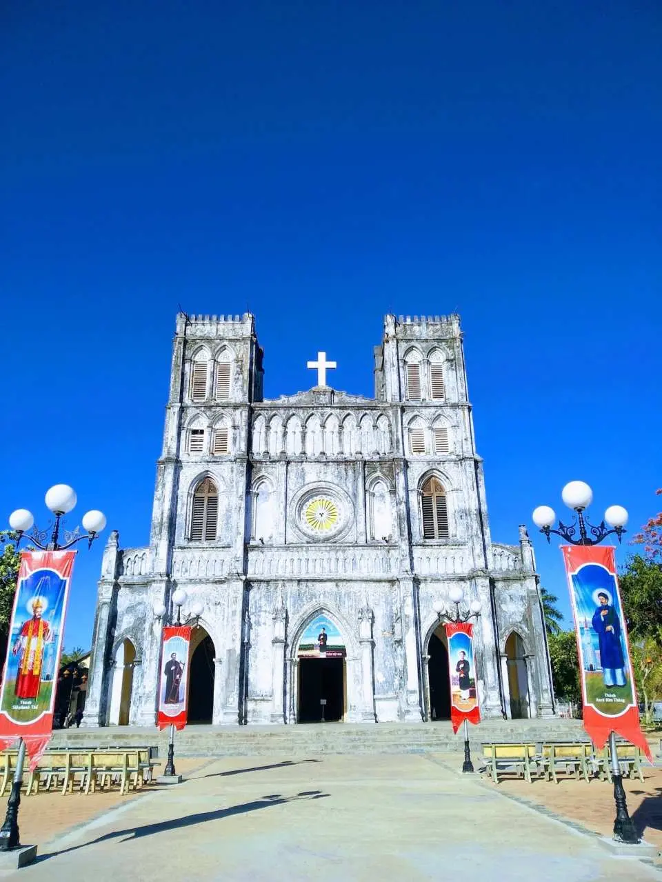 Admire the grand design of the Mang Lang Church