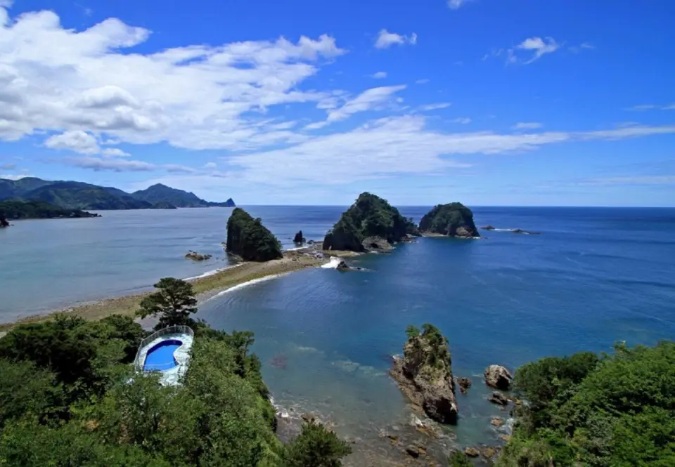 伊豆半島多島嶼嘅海岸風光，湛藍海水與蔥鬱小島交織，構成度假天堂。