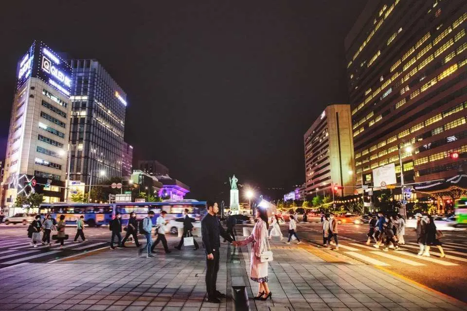 어둑해진 서울의 밤, 그 가운데 아름답게 빛나는 찰나의 순간을 스냅사진으로 영원히 간직해보세요.