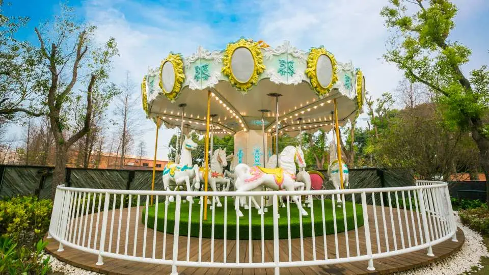 一抵達酒店映入眼簾的就是遊樂園才看得到的旋轉木馬，不僅如此，酒店還有許多遊藝空間（賽車場、足球場），讓大小朋友可以輕鬆自在享受假期