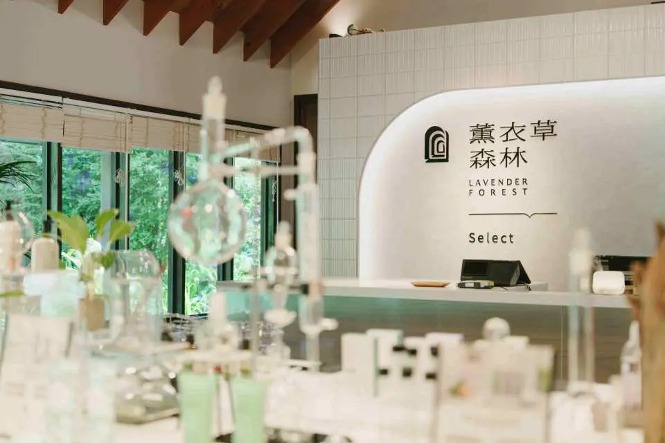 台中薰衣草森林文創商店內部，陳列著精緻的薰衣草相關產品與實驗器具，提供獨特的選購與體驗。