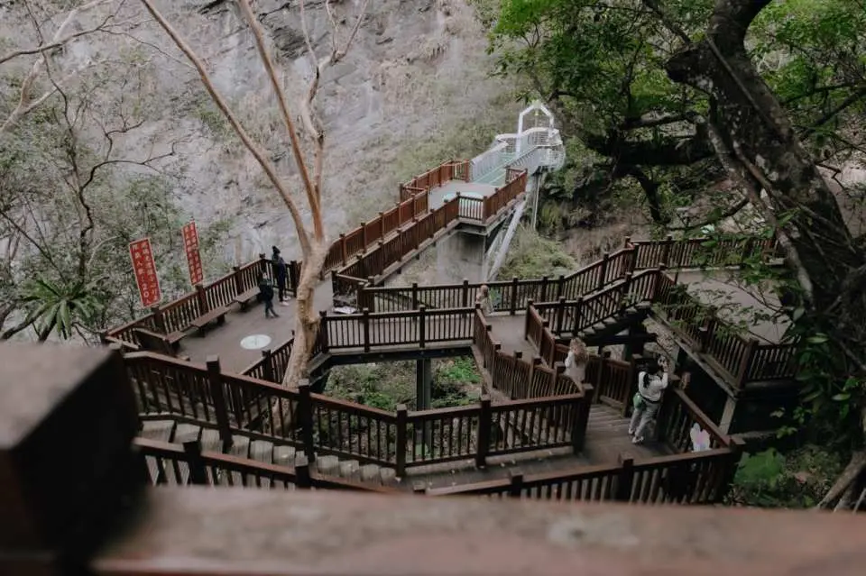 新竹青蛙石天空步道錯綜複雜的木棧道系統，遊客行走其間，可欣賞那羅溪谷與周圍山林美景。