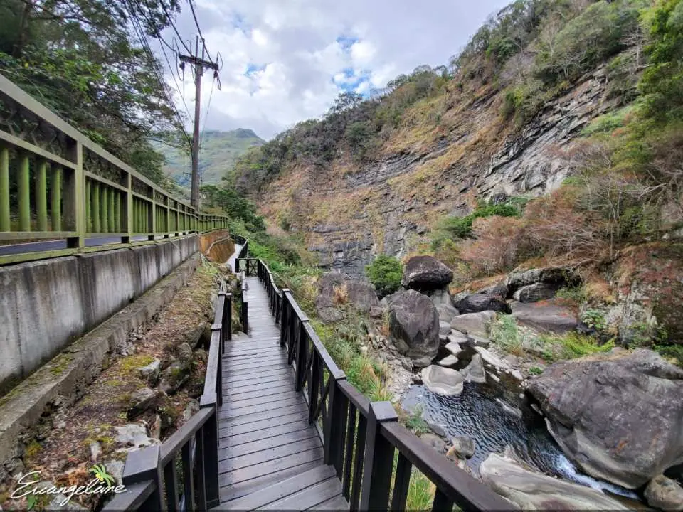 新竹青蛙石天空步道沿著山壁興建的棧道，下方那羅溪谷潺潺流水，周圍綠意盎然，享受親近大自然。