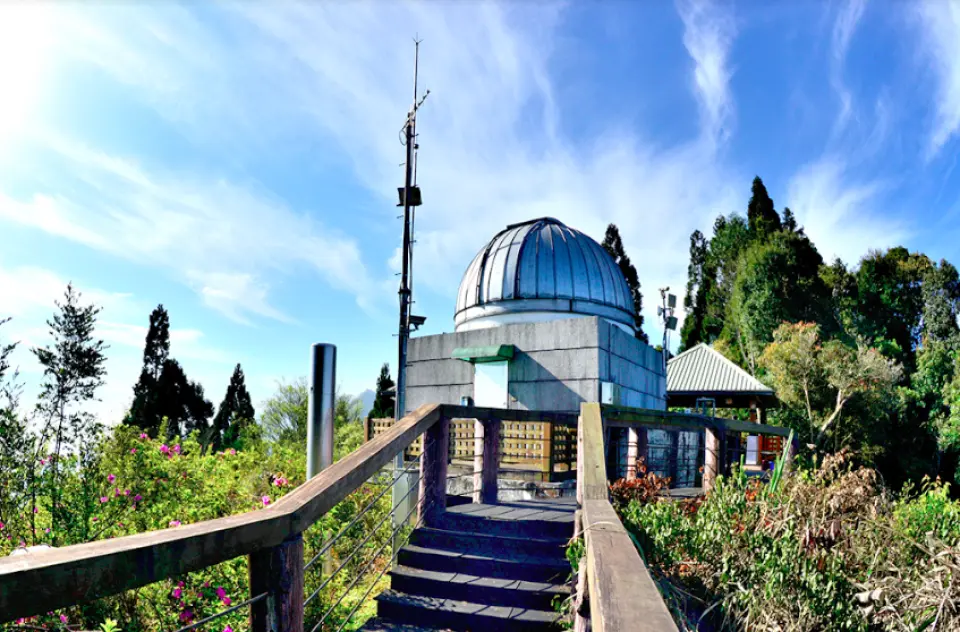 南投溪頭自然教育園區的山頂觀測站，獨特的圓頂建築矗立於翠綠山林間，提供探索自然的機會。