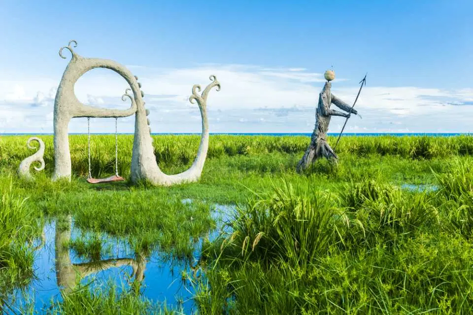 新社梯田：位於台 11 線的新社梯田，為全台最大的臨海梯田，翠綠的景色搭上無邊際的藍色天空，此等的舒心景色將會令旅人們耳目一新。