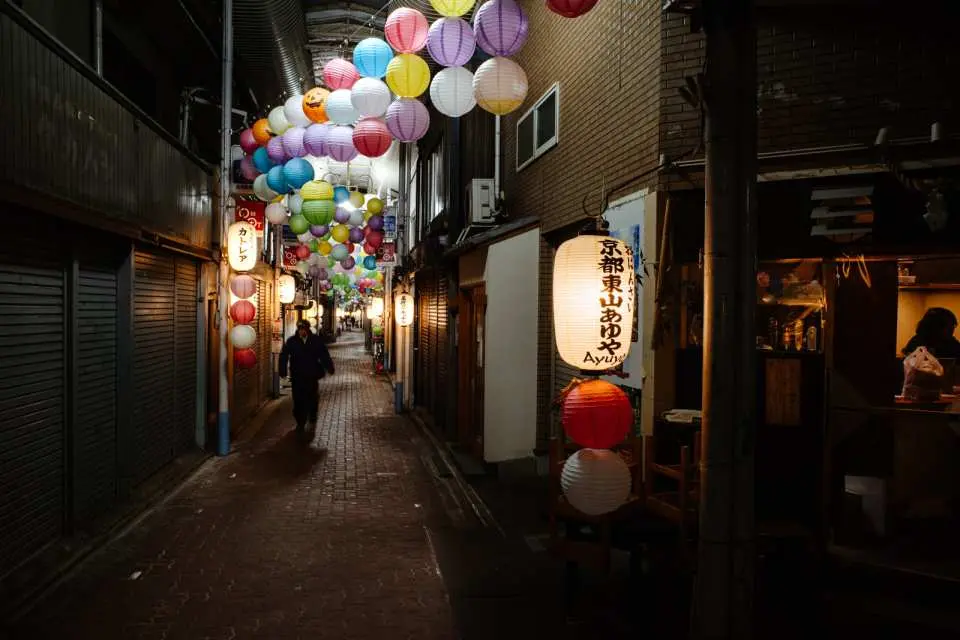 京都東山町一出站，是當地居酒屋的聚會場所，七彩氣球延伸整條街道，令人印象深刻。
