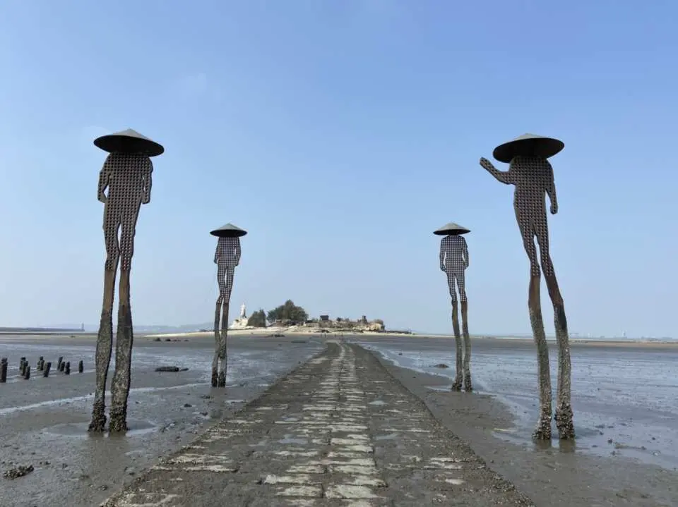 建功嶼，潮退時，除了可以看見潮間帶豐富的生物外，還能走過原本在海中的石板道登上建功嶼，因此又被稱作金門版的摩西分海