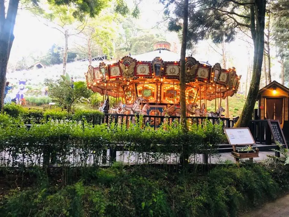 至初衷小屋領取漫步包（須加購）、紫丘搭乘旋轉木馬