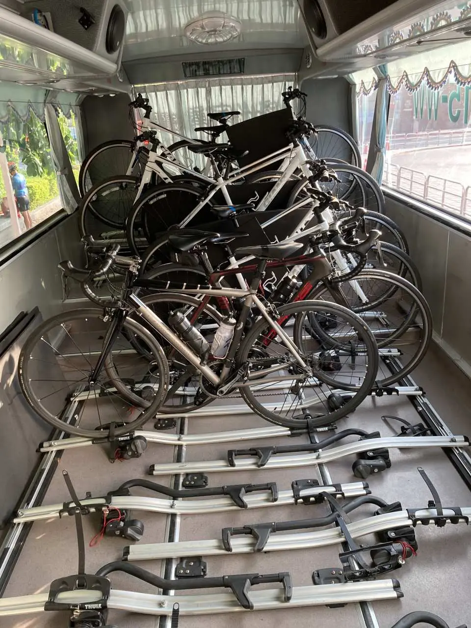 使用 Thule 高級自行車專用置車架，方便無需拆車也不傷車體