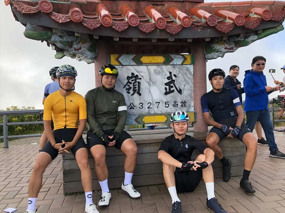 武嶺牌樓完騎拍照