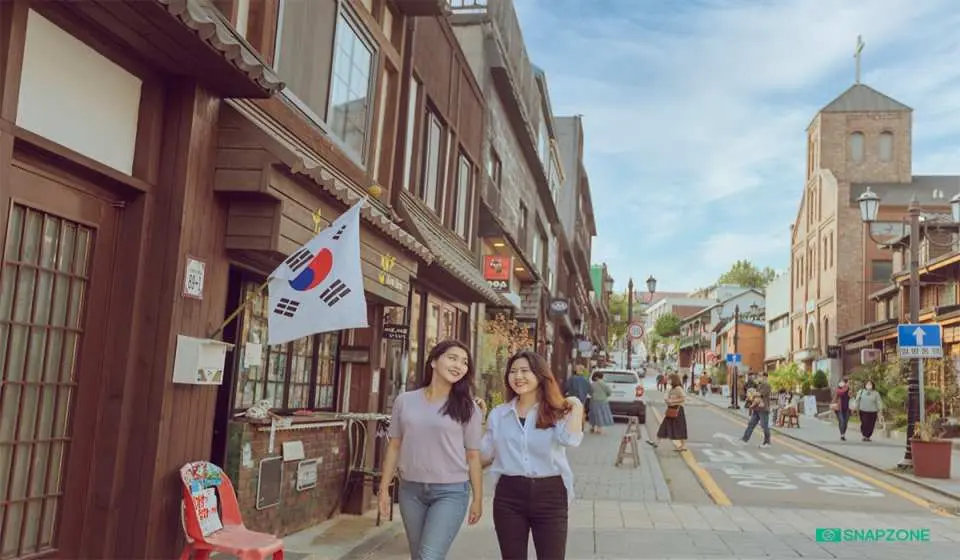 Record precious memories with a lover looking for a unique date in Seoul, or with a friend who wants to leave a friendship photo.