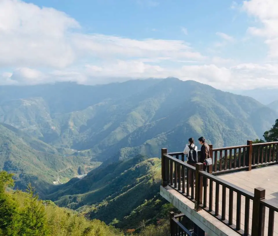 司馬庫斯高山觀景平台，遊客遠眺連綿不絕的壯闊山脈與雲海，感受上帝部落的浩瀚視野。
