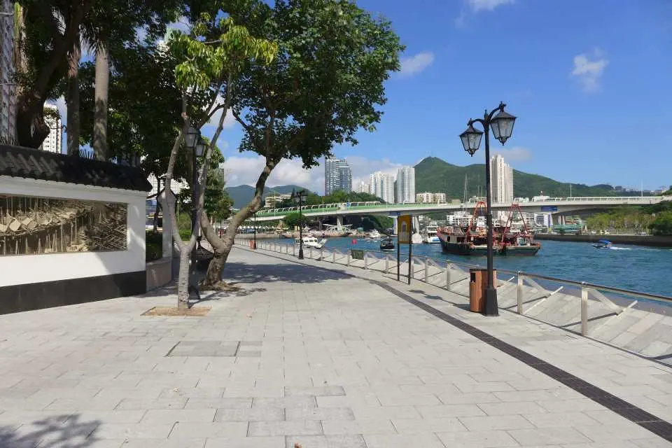 漫步香港仔海濱及香港仔天光墟漁市場，吹下海風感受香港仔的美麗風景。沿著海濱 漫步到達全記渡碼頭轉乘全記渡輪船前往南丫島索罟灣 (客人於碼頭自費購買船票前住索罟灣，請 注意: 全記渡輪第一站停模達灣，在第二站索罟灣才下船)